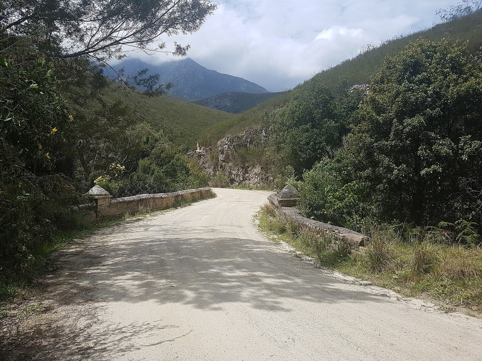 The Montagu Pass crosses the Keur River on a narrow stone-walled bridge